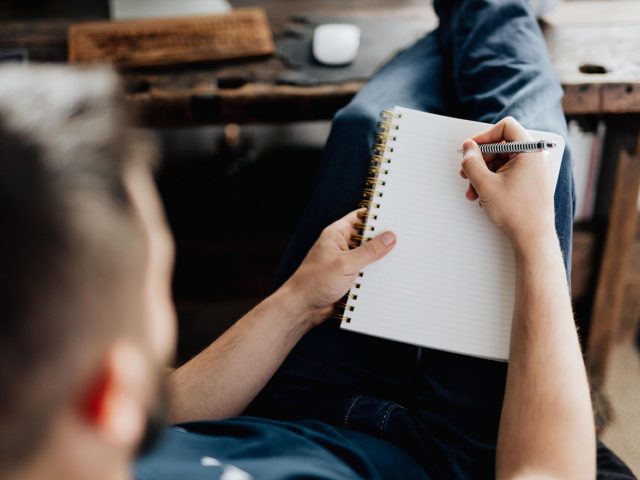 Atelier d’écriture en groupe ou travail individuel : comment